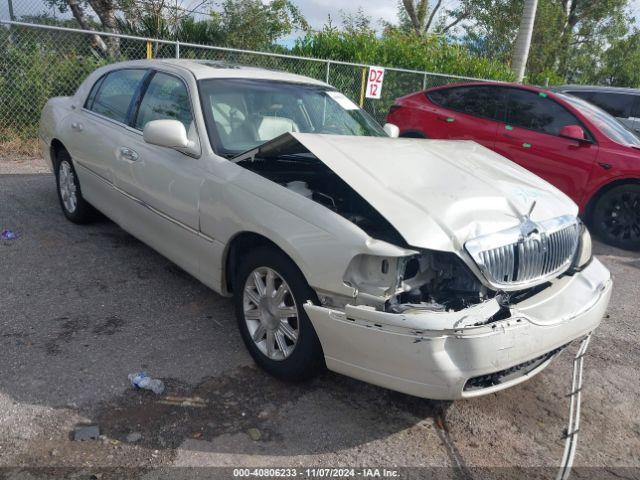  Salvage Lincoln Towncar