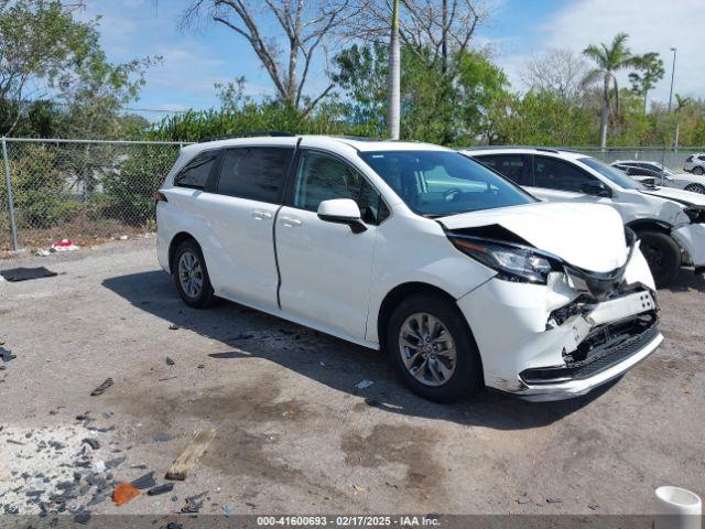  Salvage Toyota Sienna