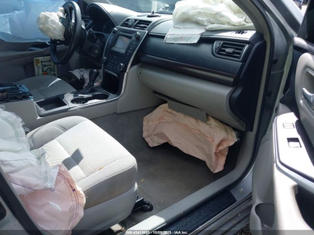 Toyota Camry Le Image 10