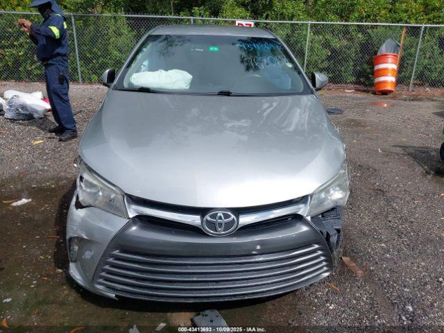 Toyota Camry Le Image 13