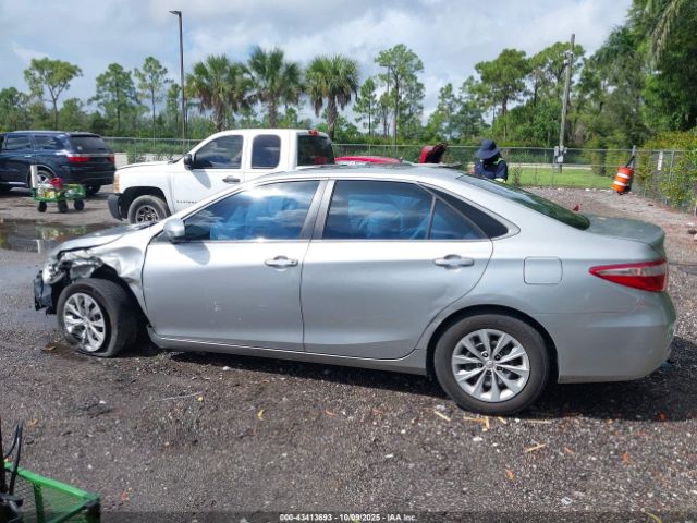 Toyota Camry Le Image 9