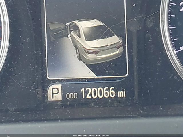 Toyota Camry Le Image 17