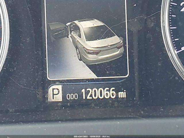 Toyota Camry Le Image 17