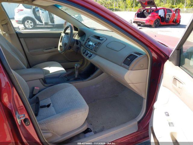 Toyota Camry Le Image 6