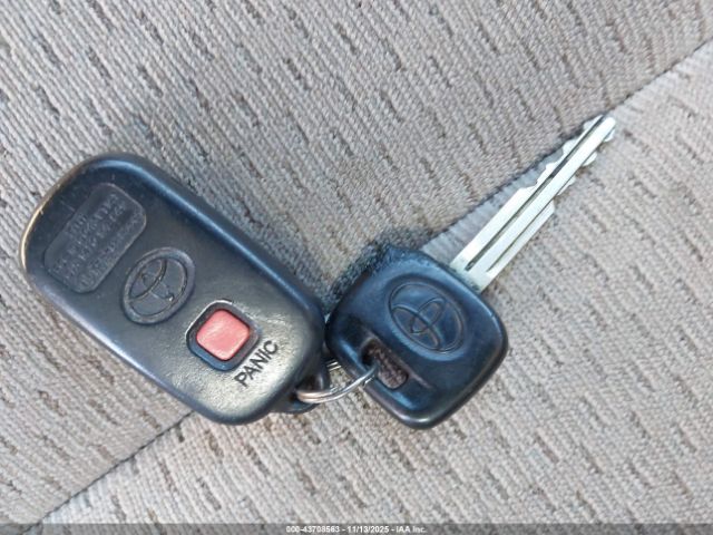 Toyota Camry Le Image 10