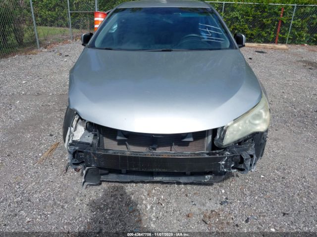 Toyota Camry Le Image 12