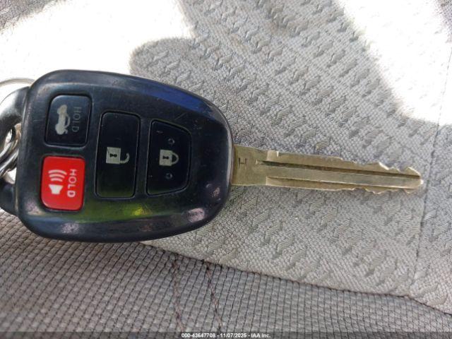 Toyota Camry Le Image 14