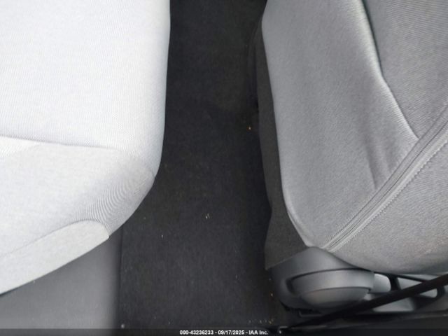 Toyota Camry Le Image 7