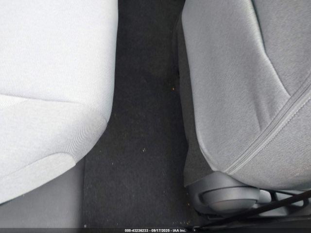 Toyota Camry Le Image 7