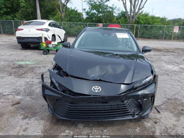 Toyota Camry Le Image 9