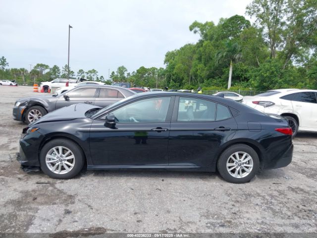 Toyota Camry Le Image 13