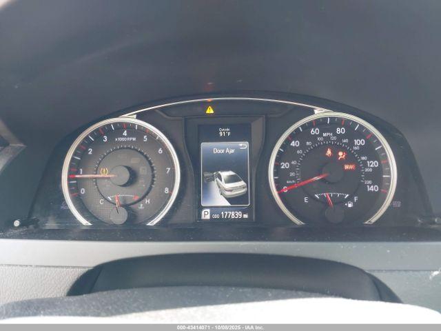 Toyota Camry Se Image 8