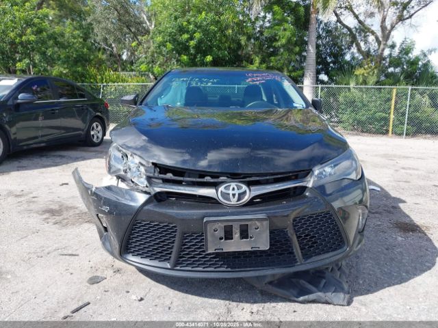Toyota Camry Se Image 11
