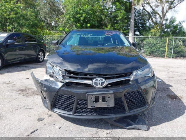 Toyota Camry Se Image 11
