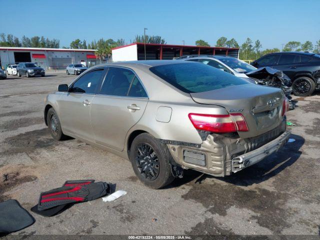 Toyota Camry Le Image 4