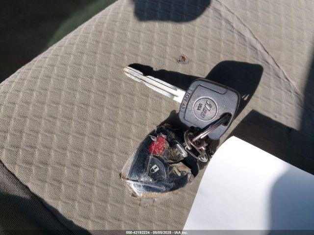 Toyota Camry Le Image 6