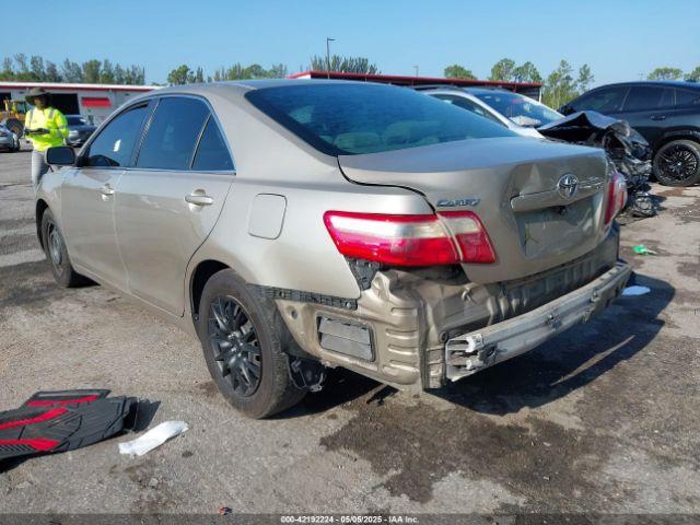 Toyota Camry Le Image 10