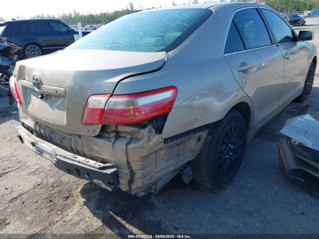 Toyota Camry Le Image 11