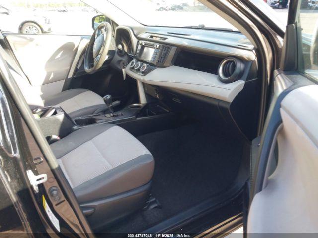 Toyota RAV4 Le Image 4