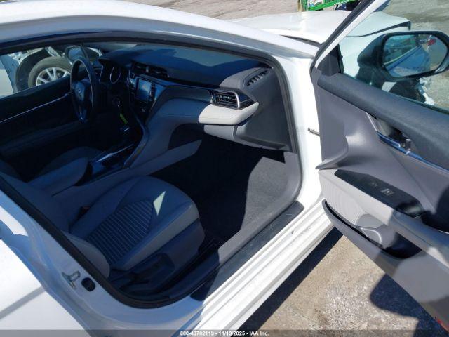 Toyota Camry Se Image 3