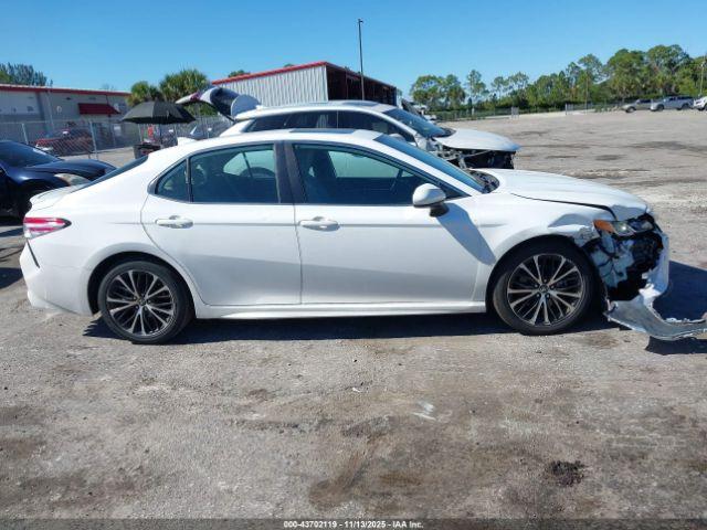 Toyota Camry Se Image 11