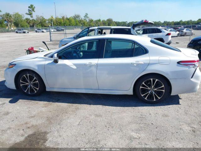 Toyota Camry Se Image 15