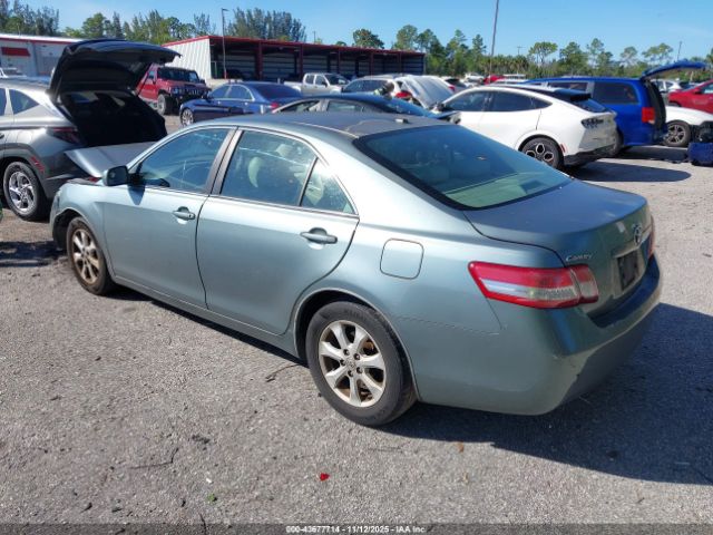 Toyota Camry Le Image 9