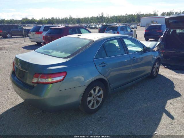Toyota Camry Le Image 10
