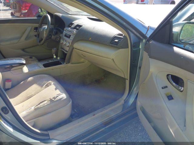 Toyota Camry Le Image 4