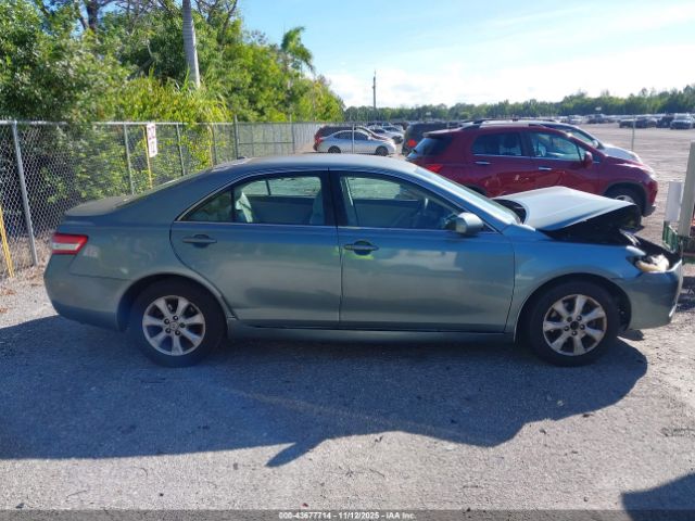 Toyota Camry Le Image 7