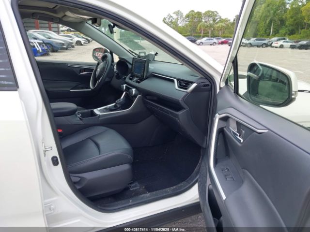 Toyota RAV4 Xle Premium Image 5