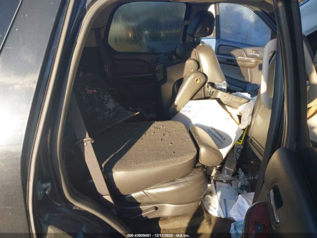 Cadillac Escalade Standard Image 4