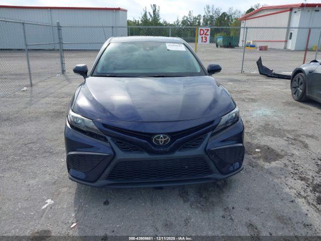 Toyota Camry Se Image 12