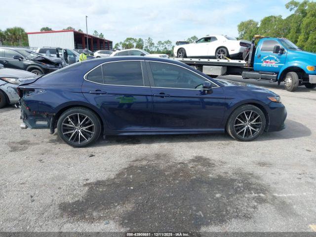 Toyota Camry Se Image 10