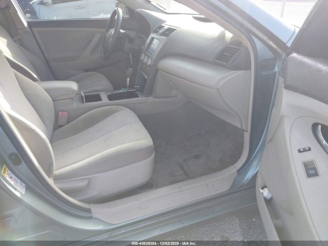 Toyota Camry Le Image 3