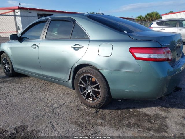 Toyota Camry Le Image 6