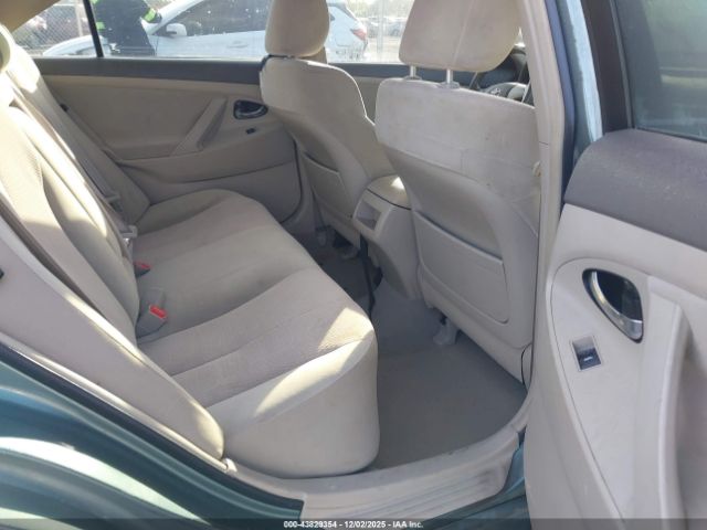 Toyota Camry Le Image 8