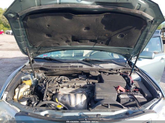 Toyota Camry Le Image 9