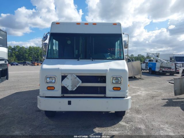 Freightliner Chassis M Line Walk-in Van Image 5