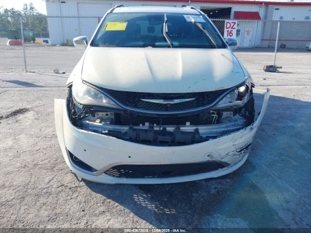 Chrysler Pacifica Limited Image 14