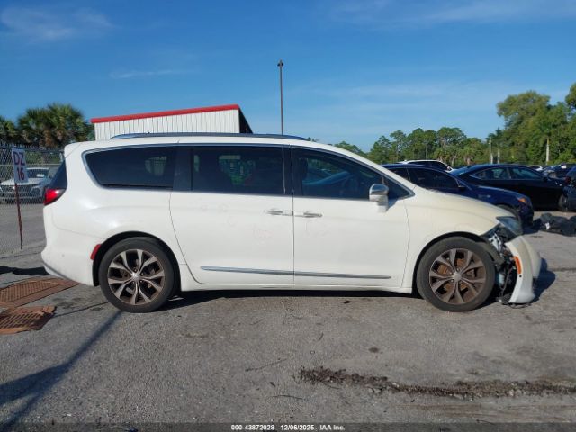 Chrysler Pacifica Limited Image 3