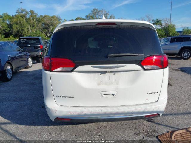 Chrysler Pacifica Limited Image 6
