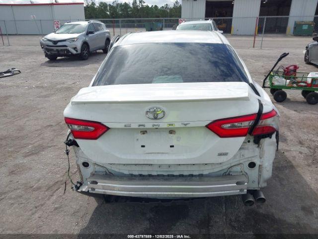 Toyota Camry Se Image 4