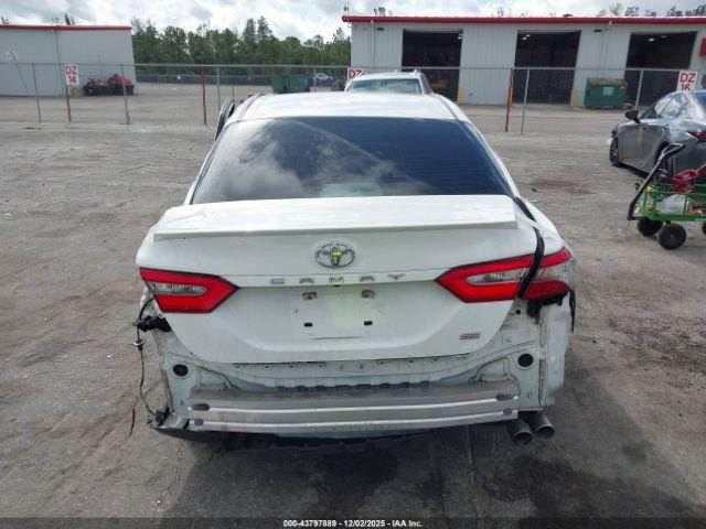 Toyota Camry Se Image 7