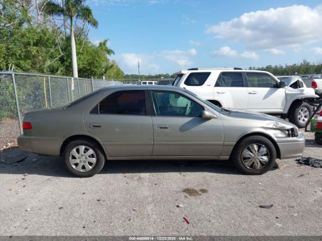 Toyota Camry Ce Image 3