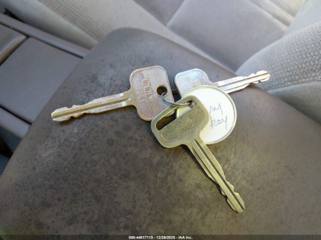 Toyota Camry Ce Image 8