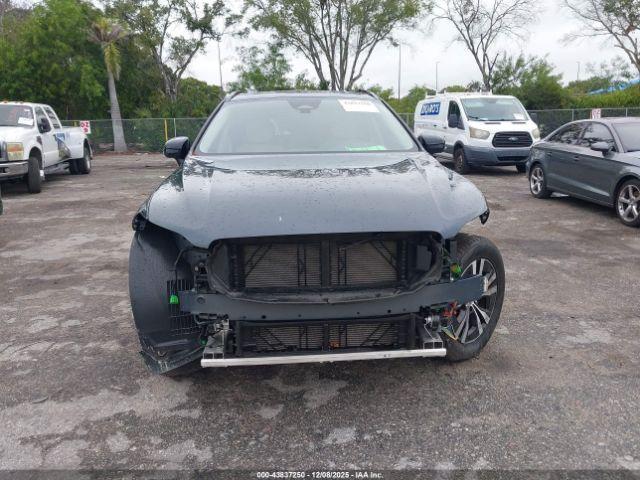 Volvo XC60 B5 Core Image 9