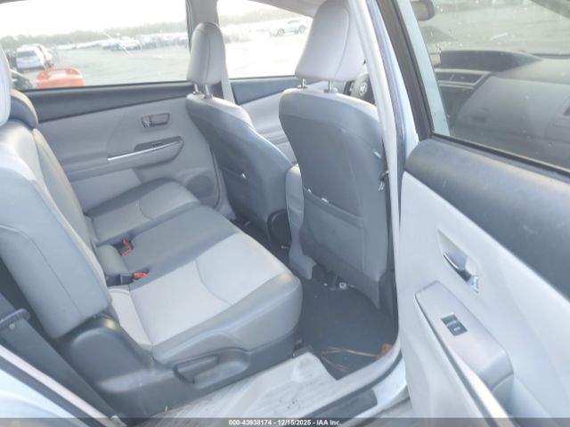 Toyota Prius v Four Image 4