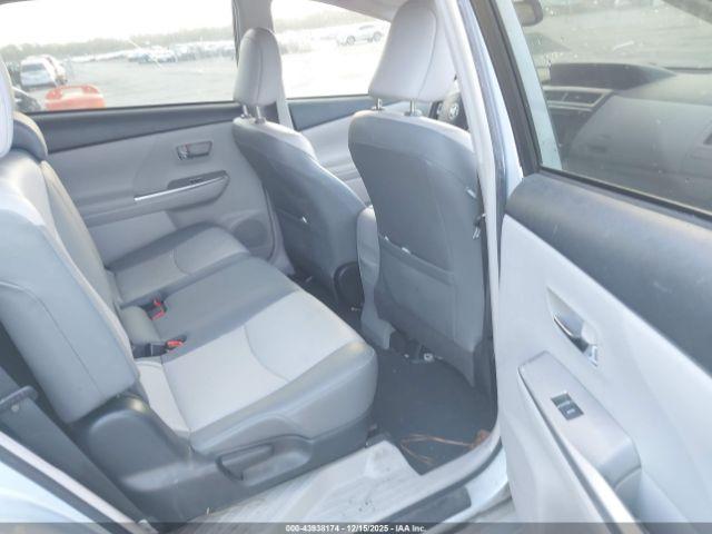 Toyota Prius v Four Image 4