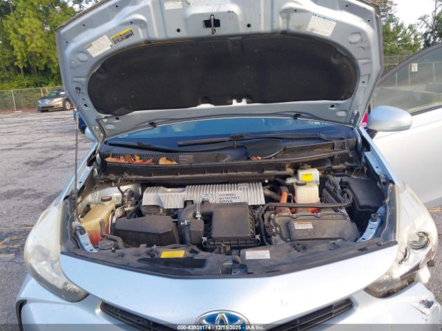 Toyota Prius v Four Image 9